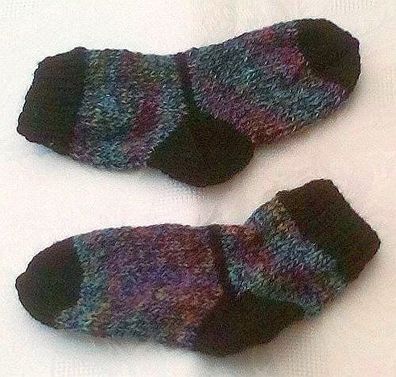 1 Paar hangestrickte schwarz-bunte Kinder-Söckchen - Gr. 22/ 23