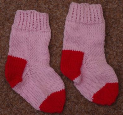 1 Paar hangestrickte Kleinkind-Söckchen - Gr. 16/17
