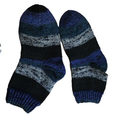handgestrickte blau/ schwarze Kindersocken Gr. 24/25
