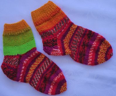 1 Paar handgestrickte Kinder-Söckchen im Jacquard-Muster Gr. 30/31