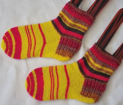 1 Paar handgestrickte gelb geringelte Kinder-Söckchen - Gr. 30/31