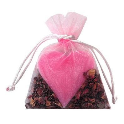 Duftsack mit Herzseife und Rosenblüten