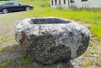 Findlingsbrunnen, Granittrog, Findlingsbrunnen aus Granit, Granitbrunnen, Brunnentrog