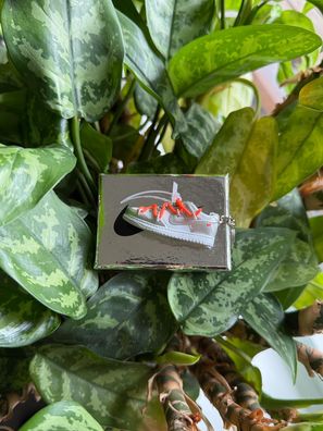 Dunk Low OW Silver Mini Sneaker Schlüsselanhänger mit Schuhkarton
