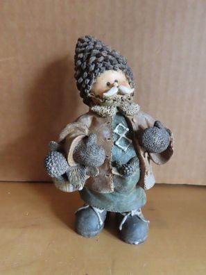 Figur Wichtel Mann mit Tannenzapfenhut + Tannenzapfen im Korb ca. 14 cm H