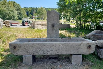 Alter Granittrog, antiker Steintrog aus Granit, Granittrog, Brunnentrog aus Granit