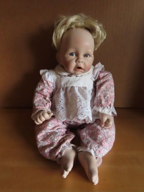 Puppe mit Porzellan Kopf Füßen Händen blonde Haare Kathy Barry 1997