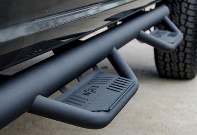 Nerf Bar "Podium-Series" (schwarz matt) RAM 1500 5.7ft ab Bj:2019+ (Gen.5)