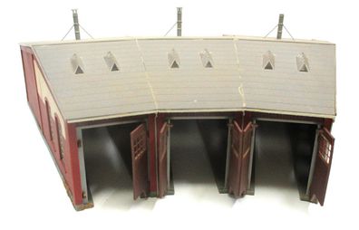 Spur H0 3-ständiger Lokschuppen mit Torschließmechanick und Licht 1 Tor fehlt