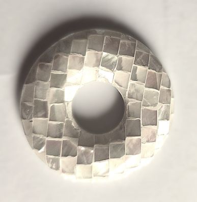 Anhänger "Kranz" - mit hellem Perlmutt belegt - 37mm Durchmesser