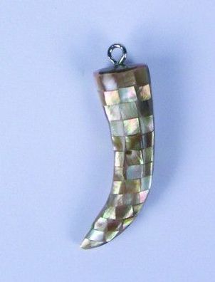 Anhänger "Zahn" - mit beigem Perlmutt belegt - 50 x 12 mm