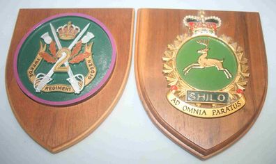 2 Holzwappen der Englischen Armee