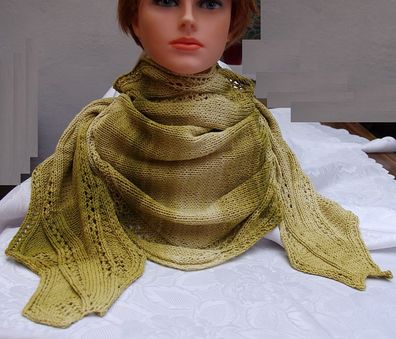 gestricktes Tuch mit Blattrand - oliv