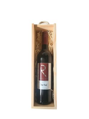 Holzbox mit Tragekordel und einer Flasche The Red Merlot 2022