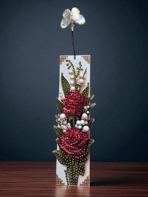Handgefertigtes Lesezeichen mit Rosenmotiv - verziert mit Strasssteinen