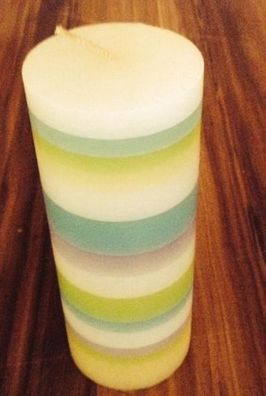 handgefertigte Kerze mit pastelfarbenen Ringen