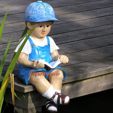 Junge Dekofigur mit Latzhose sitzender Junge lesend Deko Gartendekoration neu