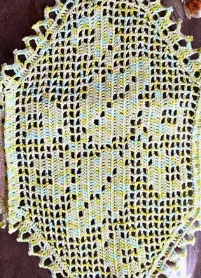 handgearbeiteter Läufer mit Filethäkelei