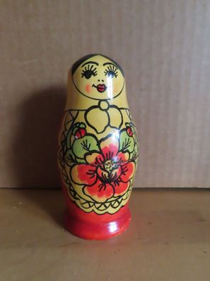 Figur Matroschka Holz eine Figur rot mit einzelner Blume / ca. 12,4 cm hoch