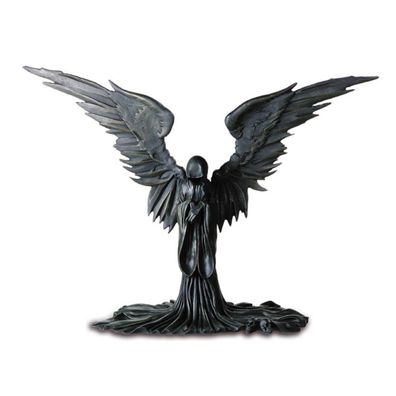 Seraphim Engel steht mit ausgebreiteten Flügeln