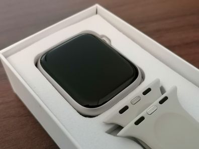 Apple Watch Series 8 GPS 45mm Polarstern / Apple Smartwatch / 36 Monate Gewähr