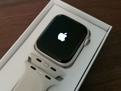 Apple Watch Series 8 GPS 41mm Polarstern / Apple Smartwatch / 36 Monate Gewähr