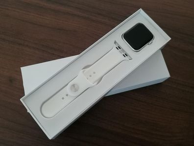 Apple Watch Series 8 GPS 41mm Silber / Smartwatch 8 / 36 Monate Gewährleistung