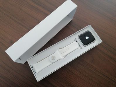 Apple Watch Series 8 GPS 45mm Silber / Apple Smartwatch / 36 Monate Gewähr