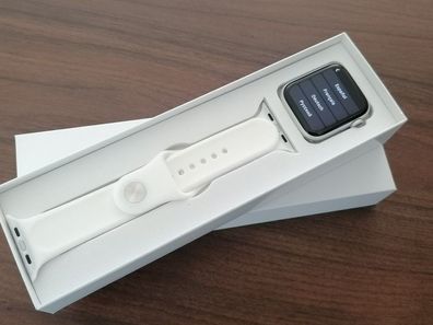 Apple Watch Series 8 GPS (45mm) Silber / Smartwatch / 36 Monate Gewähr