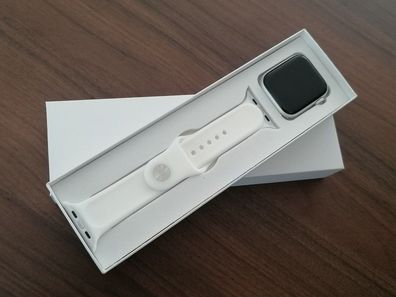 Apple Watch Series 8 GPS 45mm Silber / Smartwatch / 36 Monate Gewährleistung