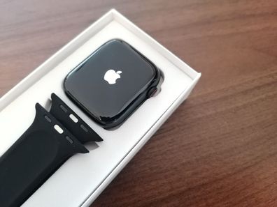 Apple Watch Series 8 GPS (41/45 mm) / Apple Smartwatch / 36 Monate Gewährleistung