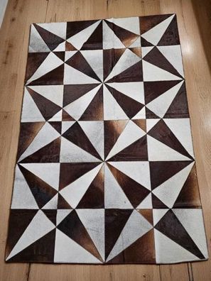 Patchwork Kuhfell Teppich mit Sternmuster aus Dreiecken