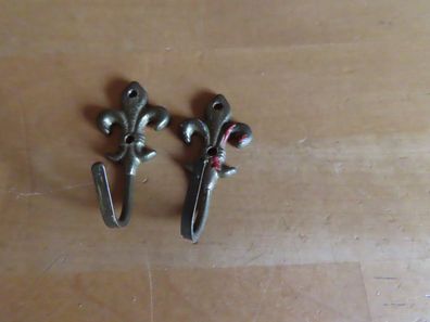 einfache Haken messingfarben Hantuchhalter mit Lilie ca. 5cm /2St