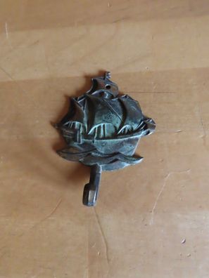Haken messingfarben grünlich Segelschiff ca. 7,5cm