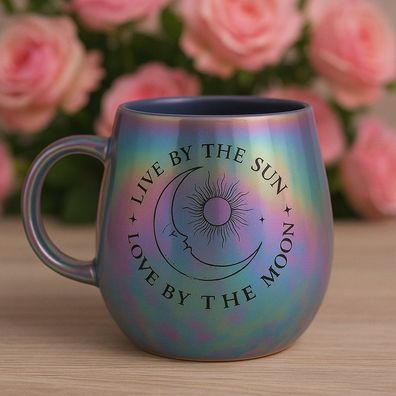 Schillernde Tasse „Live by the Sun, Love by the Moon“ – Geschenkidee