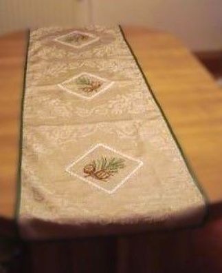 handgestickter weihnachtlicher Läufer "Tannenzweig"