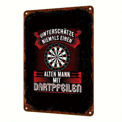 Blechschild Unterschätze Nie alten Mann mit Dart Pfeilen Metallschild TE2557