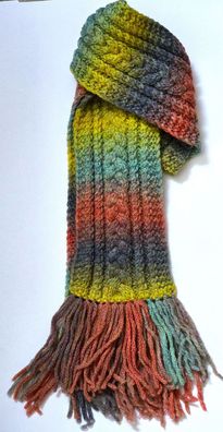 handgestrickter bunter Fransenschal mit Zopfmuster