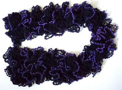 handgestrickter zweifarbiger Rüschenschal - marine/mit lila Pompons