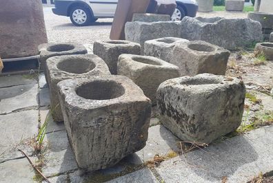 Steintröge aus altem Sandstein, Sandsteintrog, Pflanztrog aus Sandstein, Steintrog
