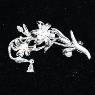 Feminine Floral Lily Brooch – High-Shine Finish – Perfect Gift for Her or Mom