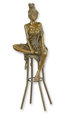 Bronzefigur sinnliche Frau sitzend auf Barhocker H 27,8 cm Bronzeskulptur Bronze