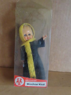 Figur Puppe mit Tracht schwarze Robe mit gelben Passen Münchner Kindl Sweetheart