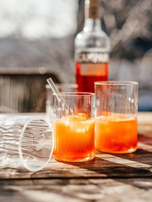 Glas - Upcycling aus der leergetrunkenen Campari Flasche -der Hit - wunderschönes Gla