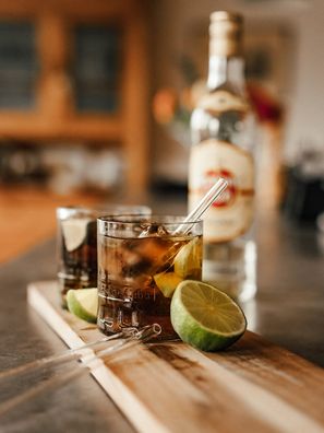 Glas gefertigt aus einer leeren Rum Flasche - Geschenke Tipp - witzig & cool