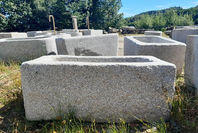 Brunnentrog aus Granit, Granitbrunnen, Granittrog, Gartenbrunnen aus Granit