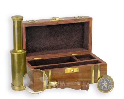 Ein Messing-Set mit nautischen Instrumenten in einer Holzkiste Replikat Retro Design