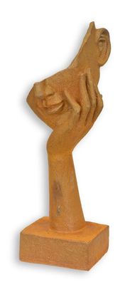 Eine rostige Gusseisenfigur, die ein Gesicht darstellt, dass auf einer Hand ruht. Rep