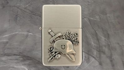 Sturmfeuerzeug Lanz Bulldog - Stahlhelm und Schwert - Mit Box
