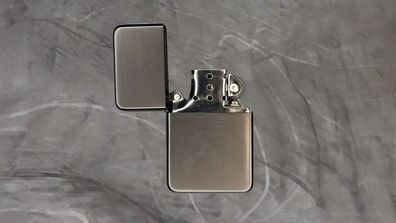 Sturmfeuerzeug Lanz Bulldog - Dunkelgrau gebürstet - Mit Box